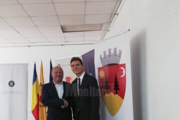 Ilie Boncheș alături de ministrul Victor Negrescu, după semnarea contractului de finanțare pentru modernizarea mai multor străzi din Vatra Dornei