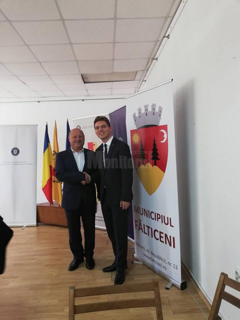 Ilie Boncheș alături de ministrul Victor Negrescu, după semnarea contractului de finanțare pentru modernizarea mai multor străzi din Vatra Dornei