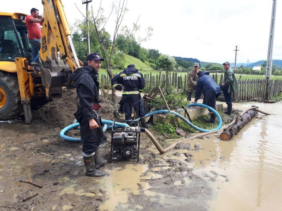 Intervenții ale pompierilor pentru evacuarea apei din gospodării, în zona de munte