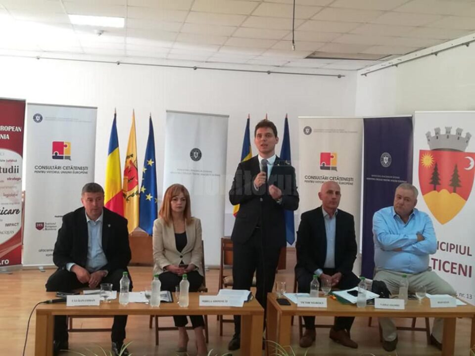 Viitorul Uniunii Europene a fost dezbătut la Fălticeni, în prezența ministrului Victor Negrescu Viitorul Uniunii Europene a fost dezbătut la Fălticeni, în prezența ministrului Victor Negrescu