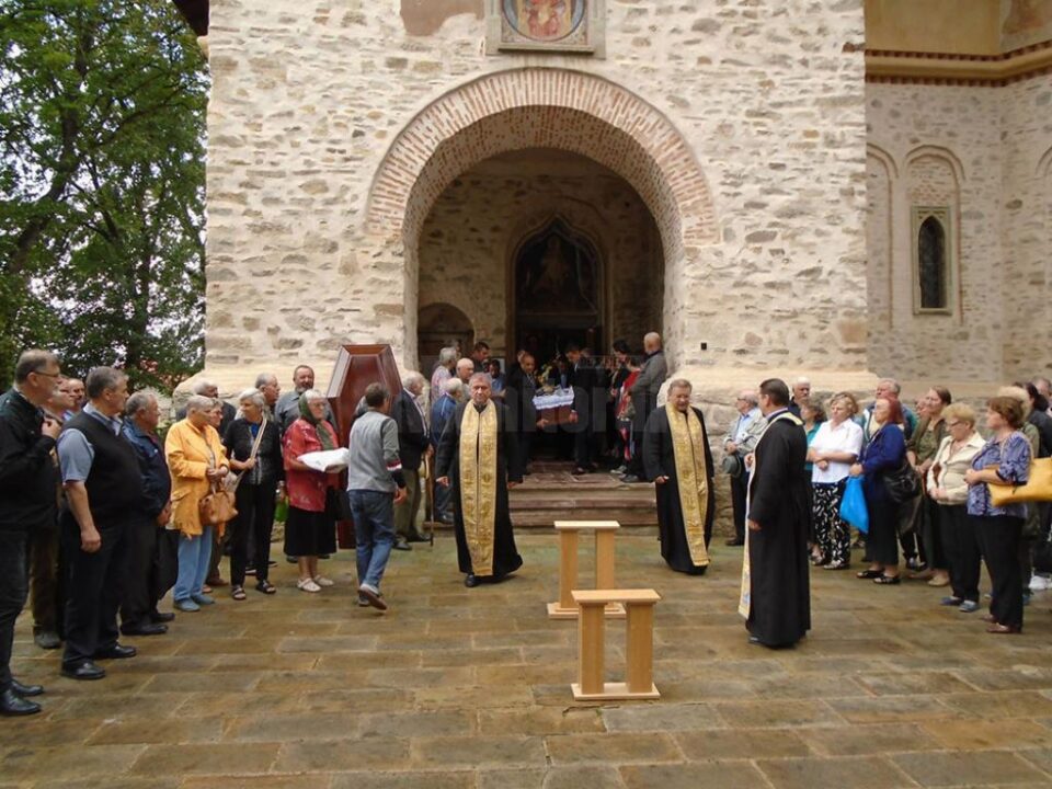 Zeci de persoane, prieteni, apropiați, cunoscuți, l-au condus ieri pe ultimul drum pe artistul Ilie Micolov