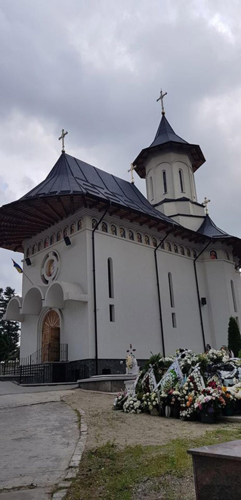 Părintele Dumitru Gliga, condus pe ultimul drum de 50 de preoți și diaconi și sute de credincioși