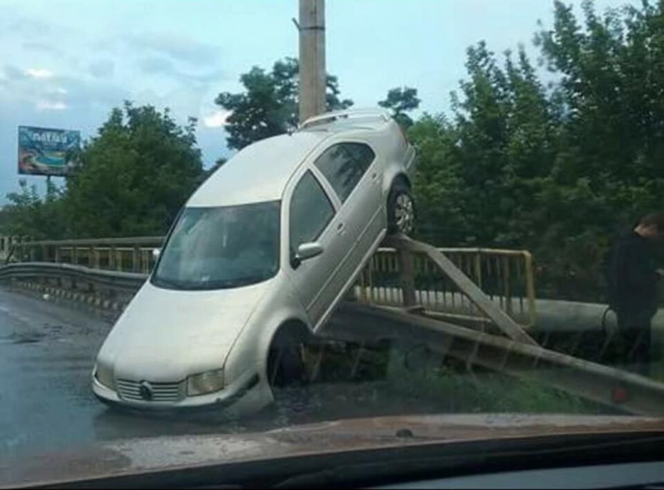S-a urcat cu autoturismul pe un stâlp, în urma unei manevre greșite