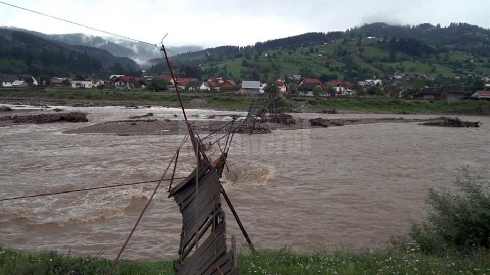 Puntea de trecere ruptă de viitură la Frasin