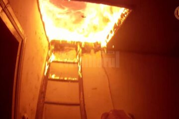 Incendiul a distrus casa unei femei de 66 de ani