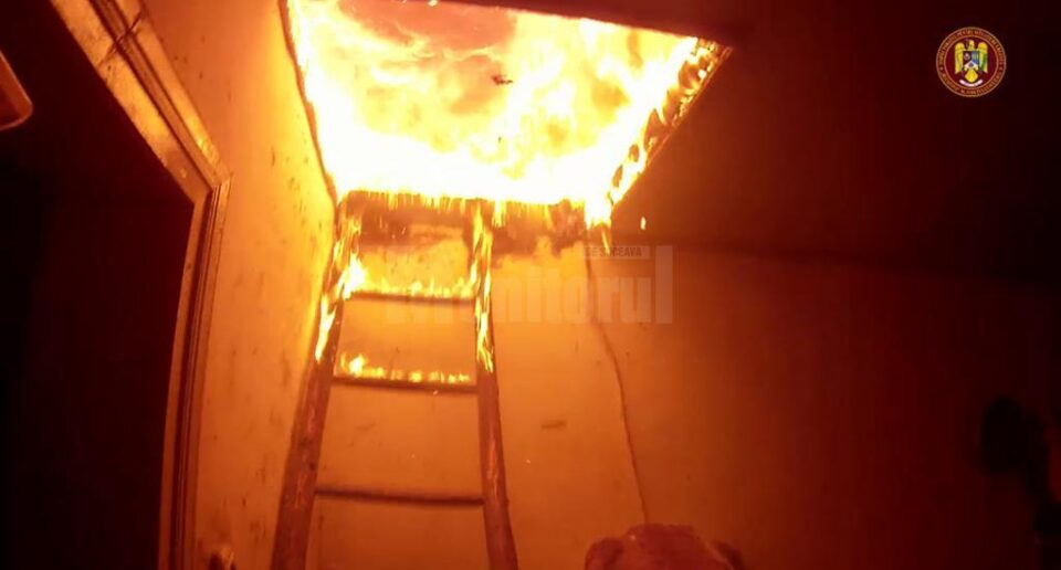 Incendiul a distrus casa unei femei de 66 de ani