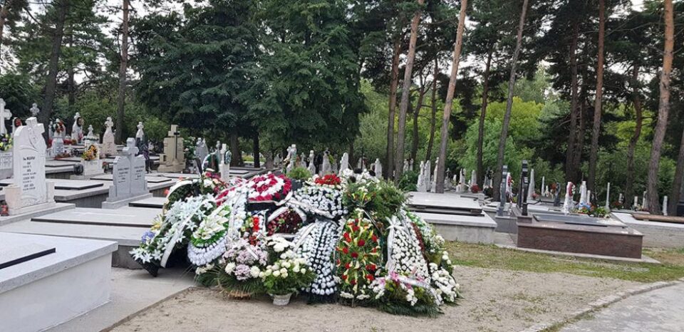 Părintele Dumitru Gliga, condus pe ultimul drum de 50 de preoți și diaconi și sute de credincioși