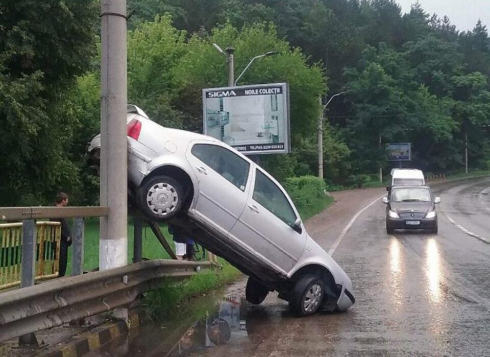 S-a urcat cu autoturismul pe un stâlp, în urma unei manevre greșite