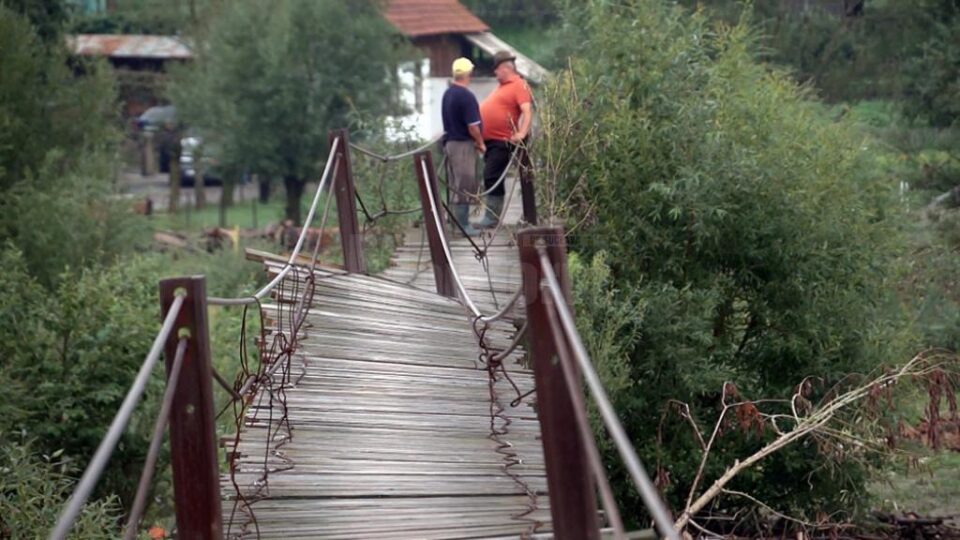A doua punte de trecere de la Frasin era și ea, ieri, grav avariată în partea din mijloc, de o răchită adusă din amonte