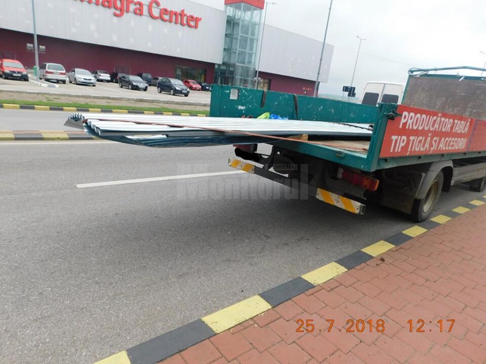 Blocaj în trafic pe principala arteră de circulație a Sucevei, din cauza colilor de tablă căzute dintr-un camion