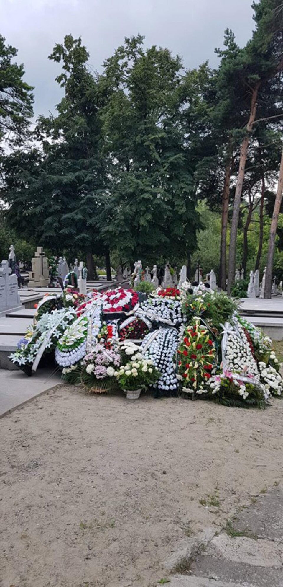 Părintele Dumitru Gliga, condus pe ultimul drum de 50 de preoți și diaconi și sute de credincioși