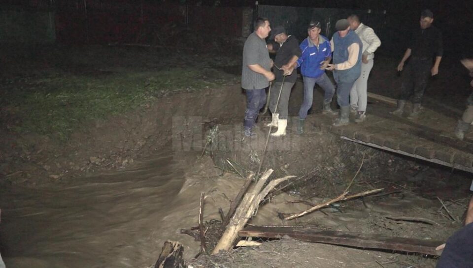 Oamenii au muncit pentru a asigura trecerea viiturii