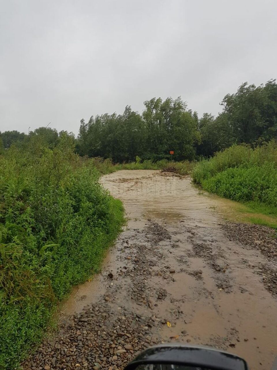 Drumurile din Dolhasca, afectate de precipitațiile abundente căzute în ultima perioadă 4