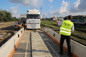 Primul tren RO-LA, încărcat cu tiruri în tranzit, a plecat miercuri noapte din Gara Dornești spre Bulgaria