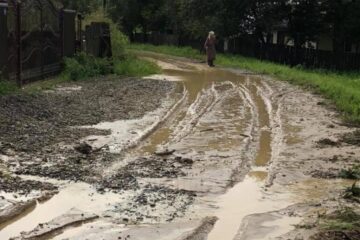 Drumurile din Dolhasca, afectate de precipitațiile abundente căzute în ultima perioadă
