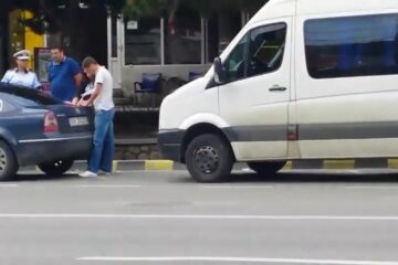 Microbuz oprit în stația Orizont, în cartierul Burdujeni
