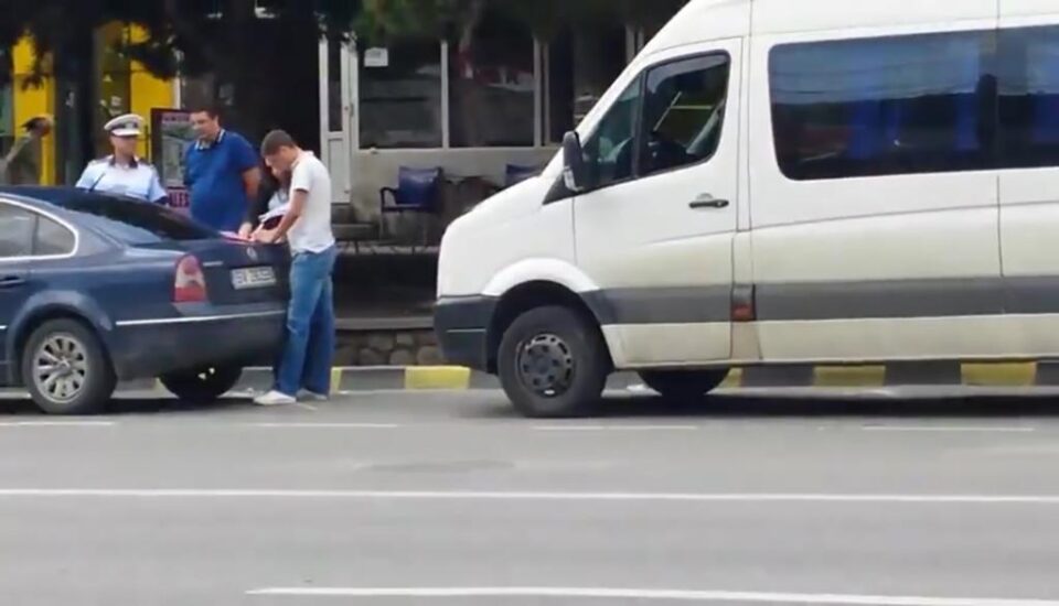 Microbuz oprit în stația Orizont, în cartierul Burdujeni