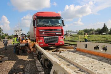 Încărcarea tirurilor pe vagoanele platformă pentru transport RO-LA