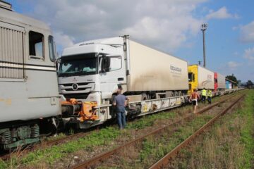 Primul tren RO-LA, încărcat cu tiruri în tranzit, a plecat miercuri noapte din Gara Dornești spre Bulgaria