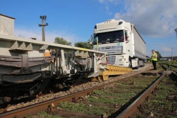 Primul tren RO-LA, încărcat cu tiruri în tranzit, a plecat miercuri noapte din Gara Dornești spre Bulgaria