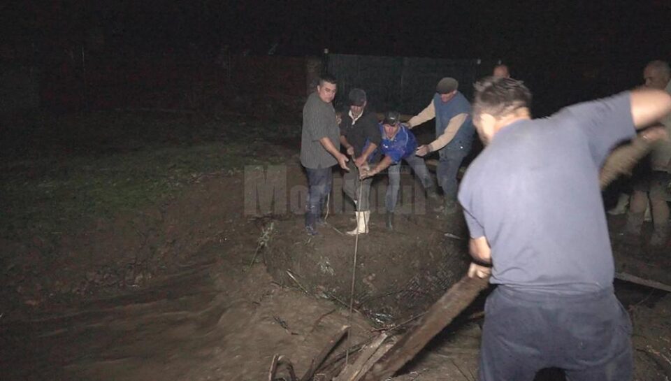 Sătenii din Capu Campului au lucrat în timpul nopții pentru decolmatarea podețelor