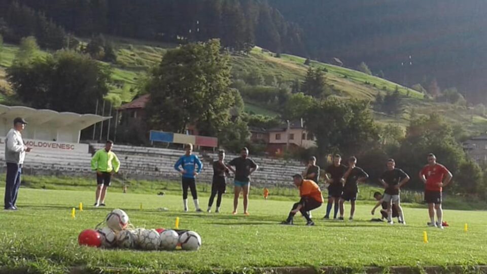 Antrenamentele câmpulungenilor se desfășoară pe stadionul Rarăul