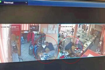 Camerele de supraveghere montate în interior l-au filmat pe un bărbat în jurul vârstei de 50 de ani care fură din casa de marcat o anumită sumă de bani