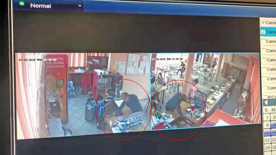 Camerele de supraveghere montate în interior l-au filmat pe un bărbat în jurul vârstei de 50 de ani care fură din casa de marcat o anumită sumă de bani Camerele de supraveghere montate în interior l-au filmat pe un bărbat în jurul vârstei de 50 de ani care fură din casa de marcat o anumită sumă de bani