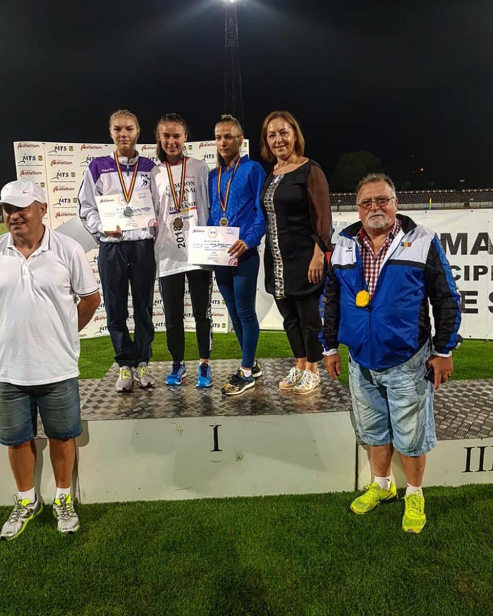 Angelica Olenici (mijloc) si antrenorul Toader Flamand (dreapta)