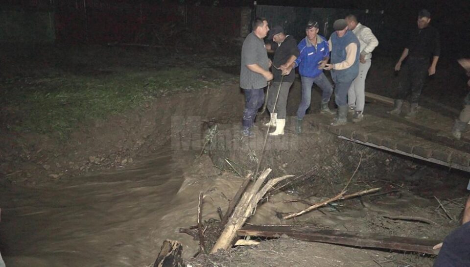 Drumuri inundate și rupte de o viitură, în zona Voroneț – Capu Câmpului