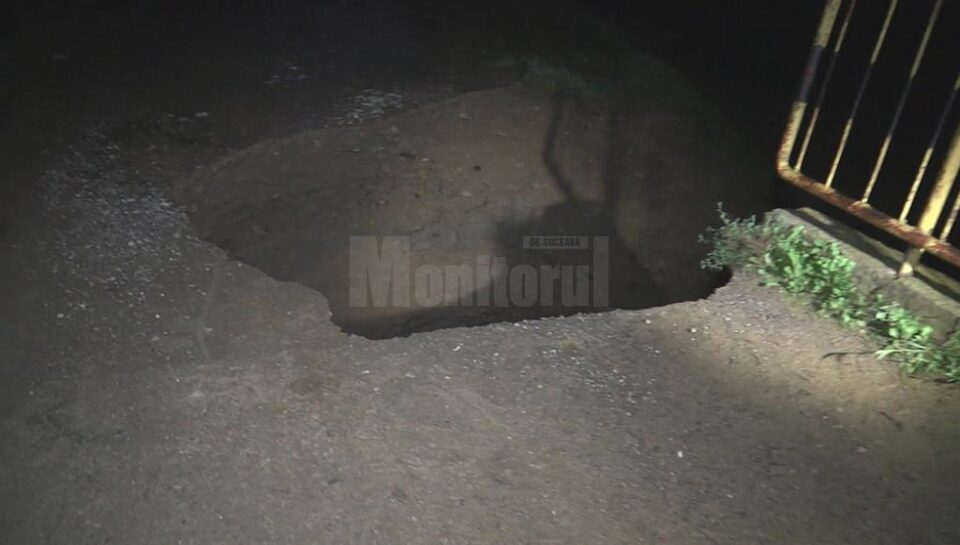 În preajma pilonului unui pod, apa a săpat un crater care depășea 4 metri adâncime