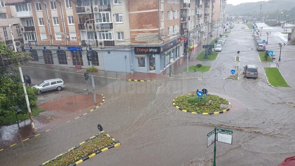 Străzile și trotuarele din centrul Sucevei, acoperite de apele revărsate din cer 2