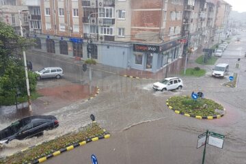 Apa revărsată din cer a acoperit atât carosabilul, cât și trotuarele