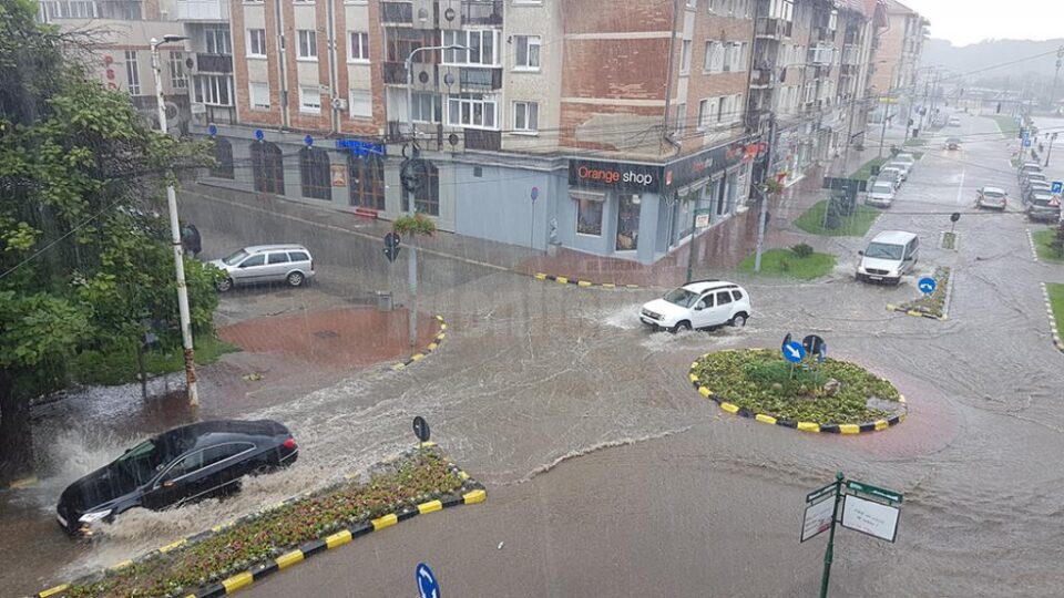 Apa revărsată din cer a acoperit atât carosabilul, cât și trotuarele