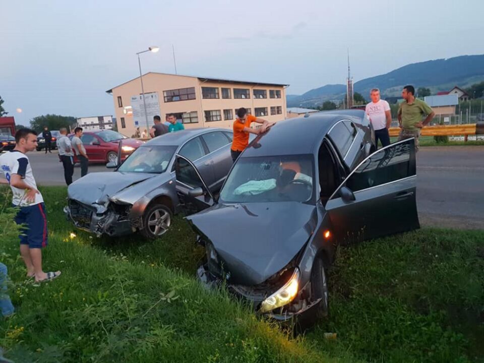 În urma impactului frontal dintre autoturisme, doi tineri au fost răniți