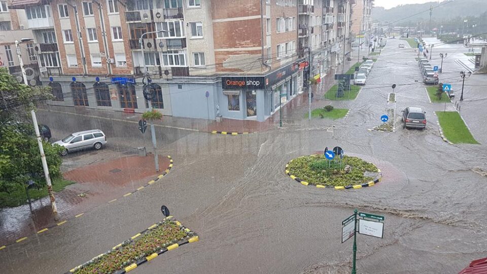 Străzile și trotuarele din centrul Sucevei, acoperite de apele revărsate din cer