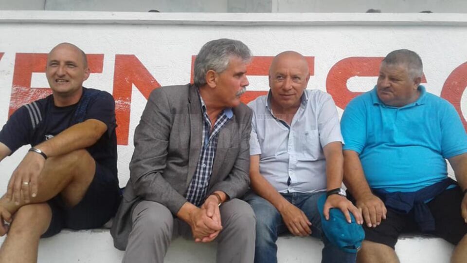 Daniel Surpatu, Mihăiță Negură, Aurel Țicleanu și Radu Cașuba, în tribunele stadionului Rarăul