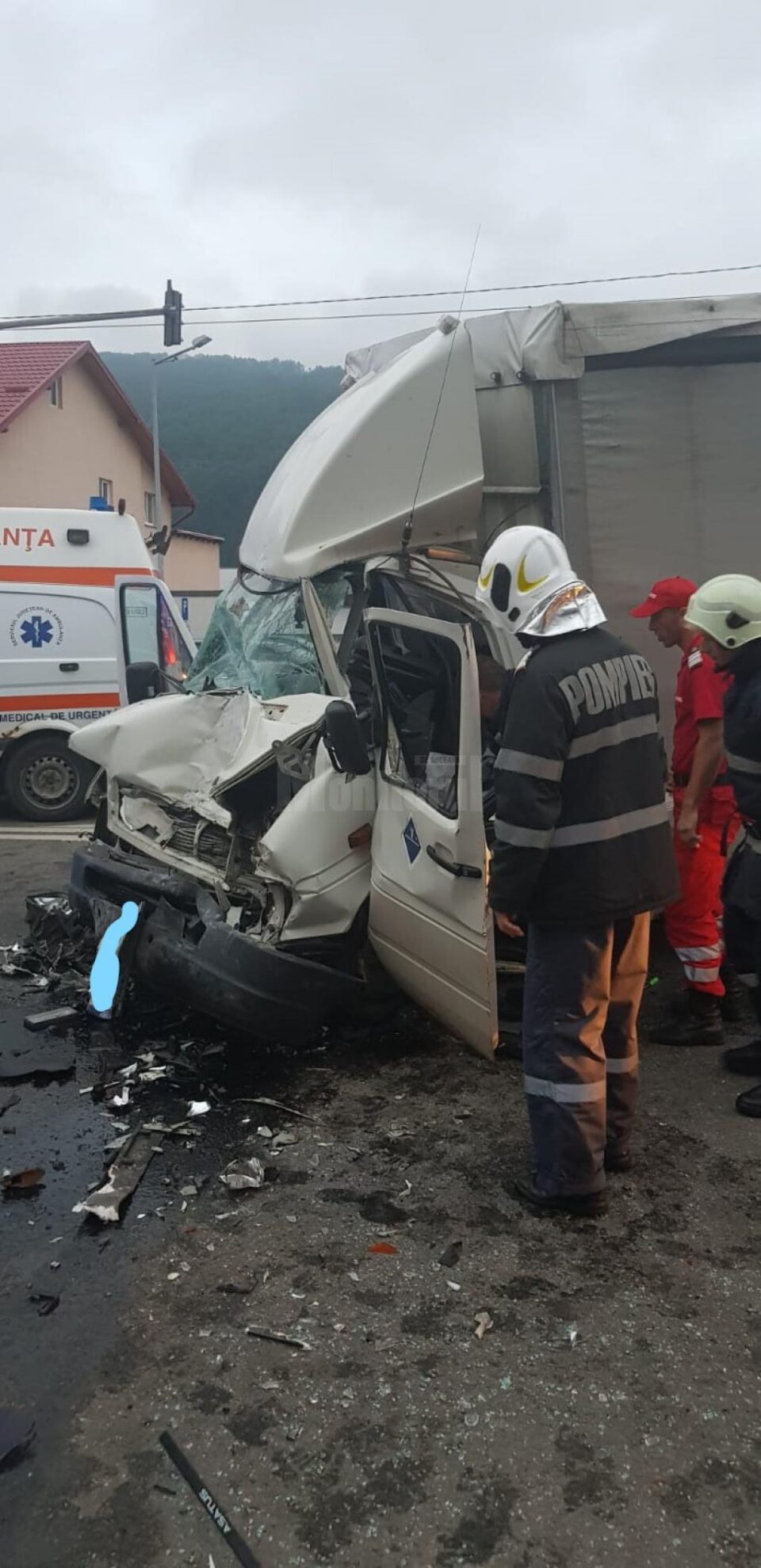 Trei răniți în urma coliziunii între un camion și o autoutilitară la Gura Humorului