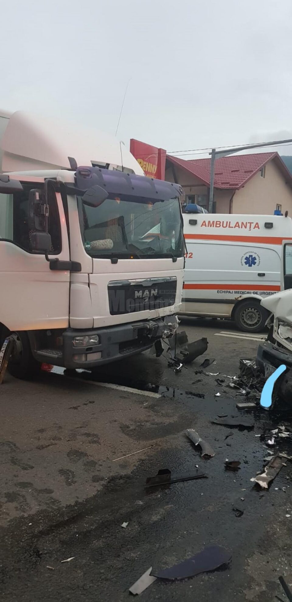 Trei răniți în urma coliziunii între un camion și o autoutilitară la Gura Humorului