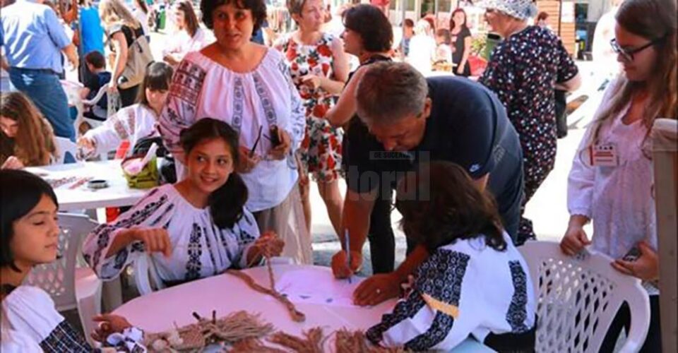 „Ateliere de lucru, meșteșuguri populare”, pe esplanada Muzeului Obiceiurilor Populare din Bucovina