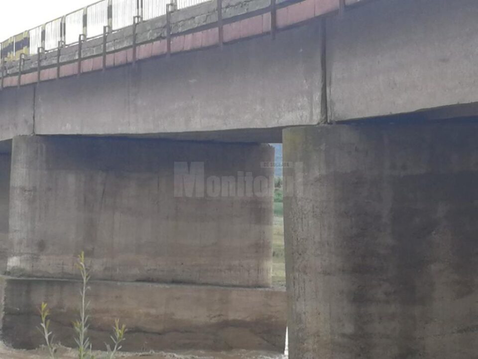 Podul de la Milișăuți, de peste râul Suceava, afectat de inundațiile de la finele lunii iunie Podul de la Milișăuți, de peste râul Suceava, afectat de inundațiile de la finele lunii iunie