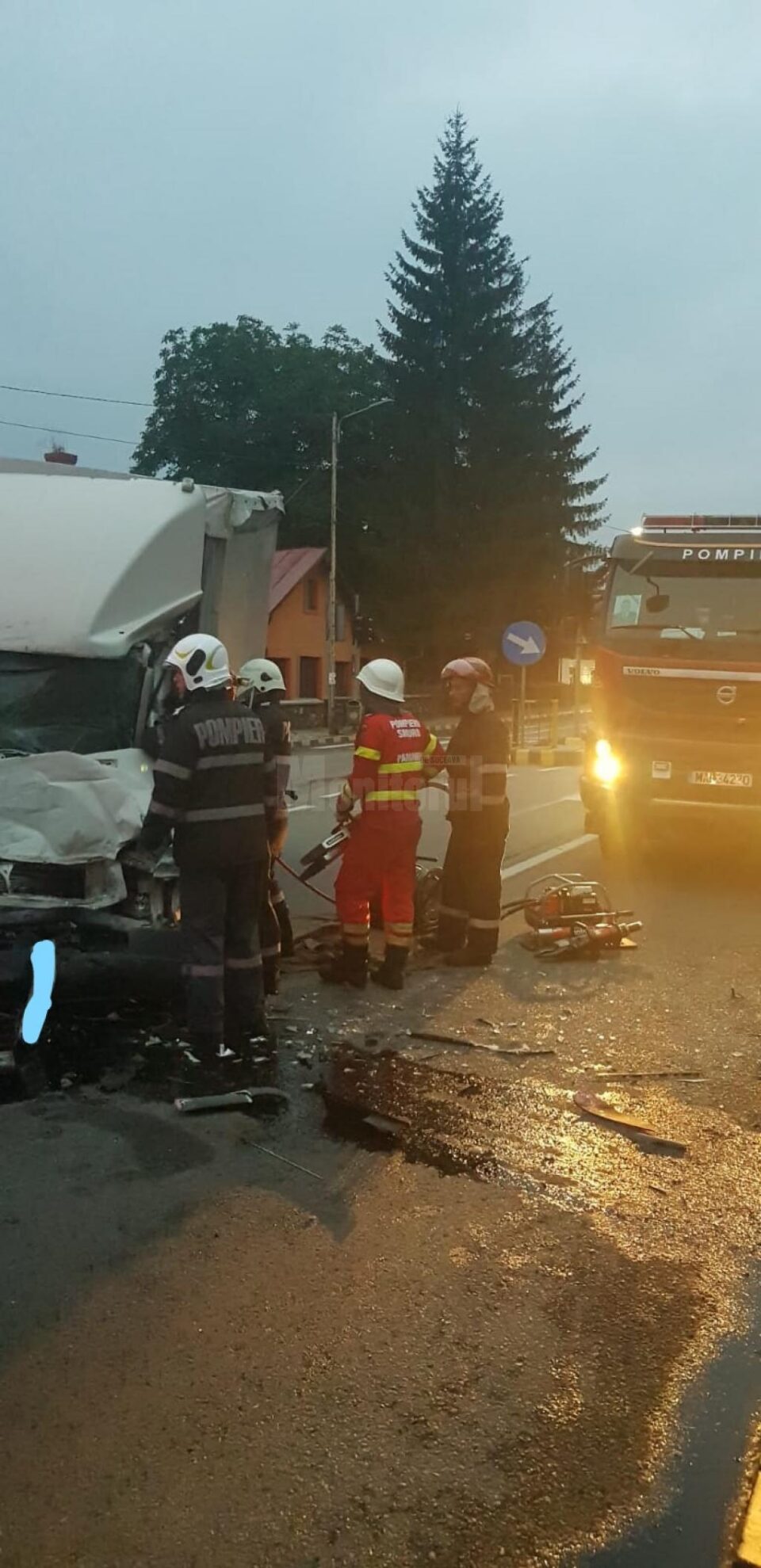 Trei răniți în urma coliziunii între un camion și o autoutilitară la Gura Humorului