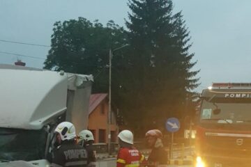 Trei răniți în urma coliziunii între un camion și o autoutilitară la Gura Humorului