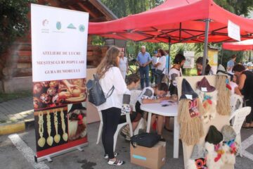 „Ateliere de lucru, meșteșuguri populare”, pe esplanada Muzeului Obiceiurilor Populare din Bucovina