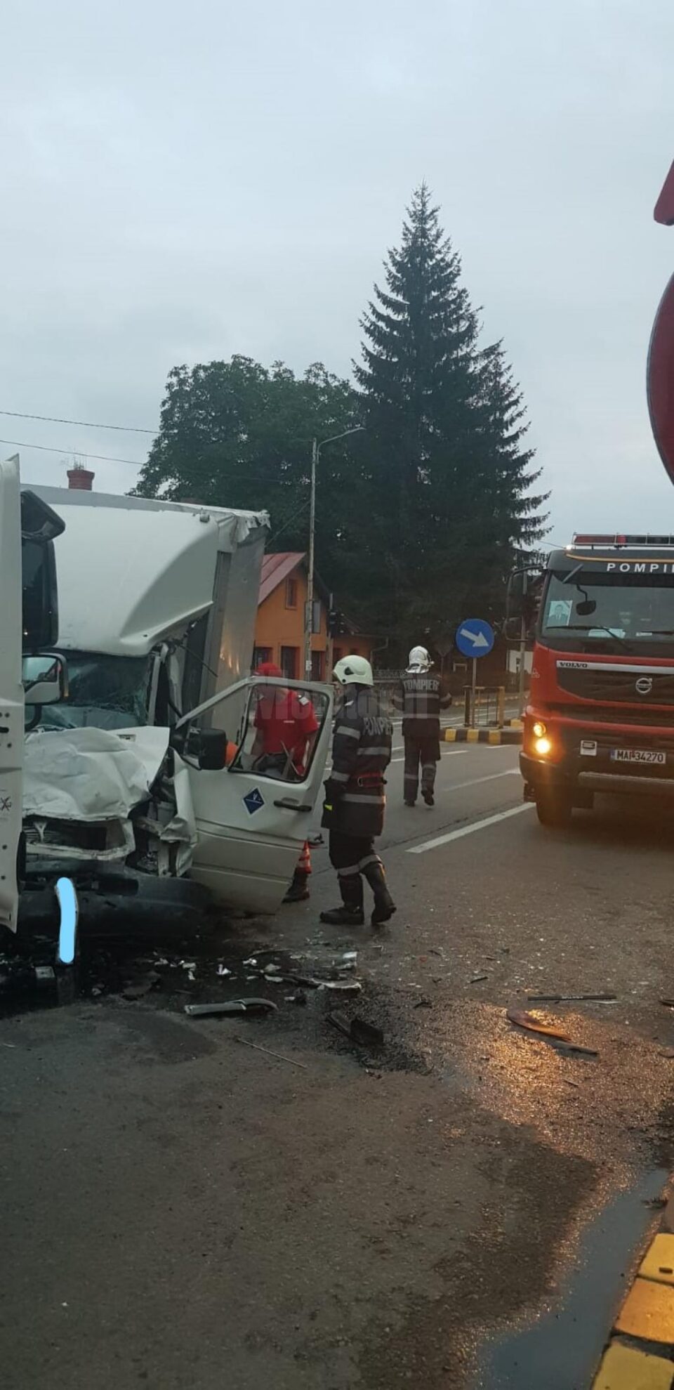 Trei răniți în urma coliziunii între un camion și o autoutilitară la Gura Humorului