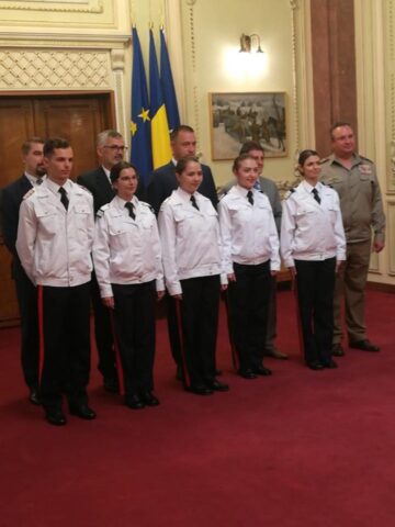 Cei doi șefi de promoție de la Colegiul Militar Câmpulung Moldovenesc, premiați de ministrul Apărării Naționale