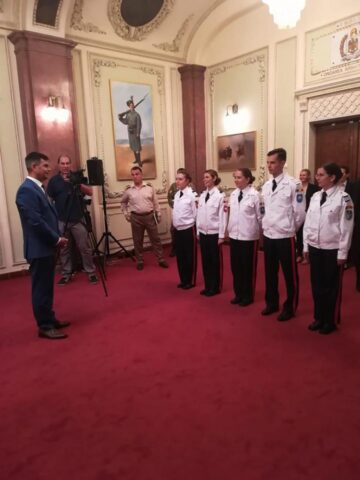 Cei doi șefi de promoție de la Colegiul Militar Câmpulung Moldovenesc, premiați de ministrul Apărării Naționale