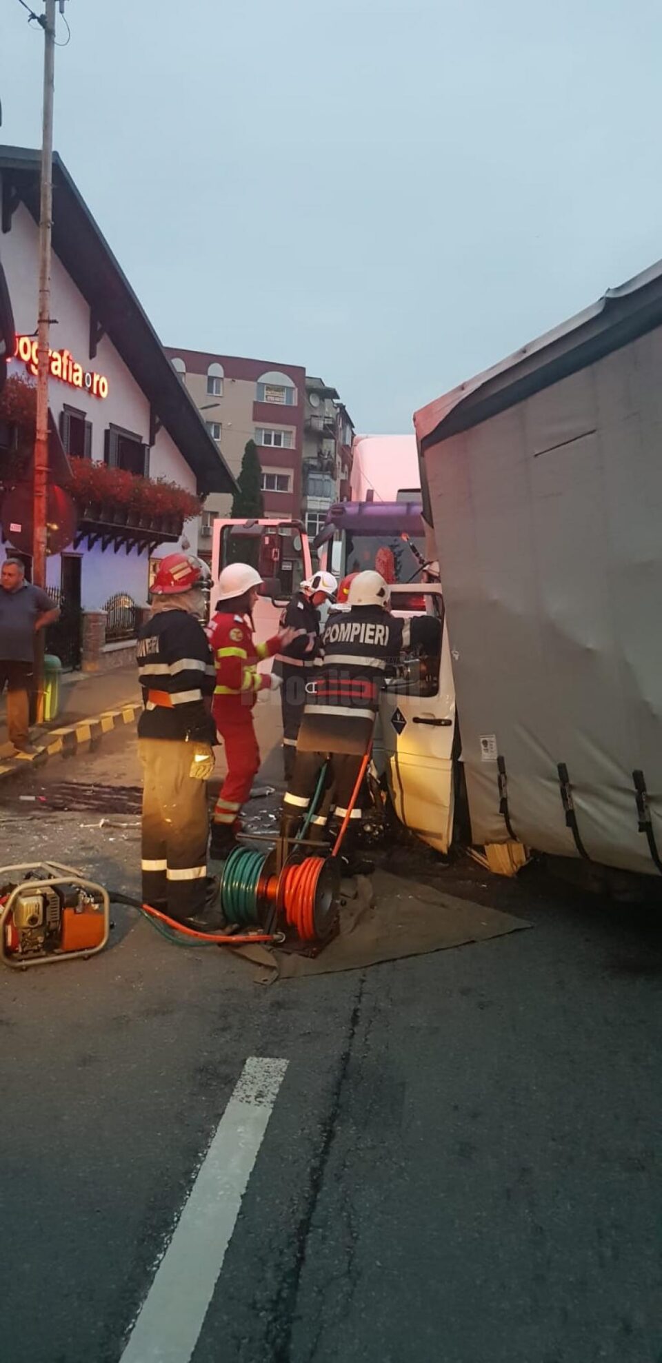 Trei răniți în urma coliziunii între un camion și o autoutilitară la Gura Humorului