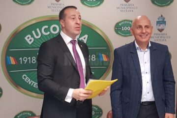 Viceprimarul Lucian Harșovschi și directorul ADR-NE, Vasile Asandei, la semnarea contractului de modernizare a sediului Primăriei Suceava