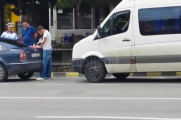 Microbuz oprit in stația Orizont, în cartierul Burdujeni